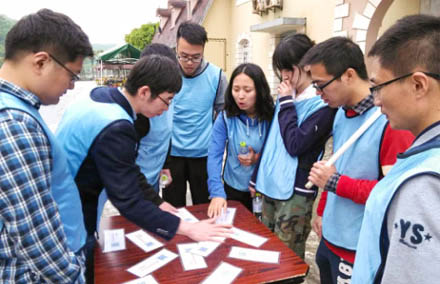 培训生参与拓展训练