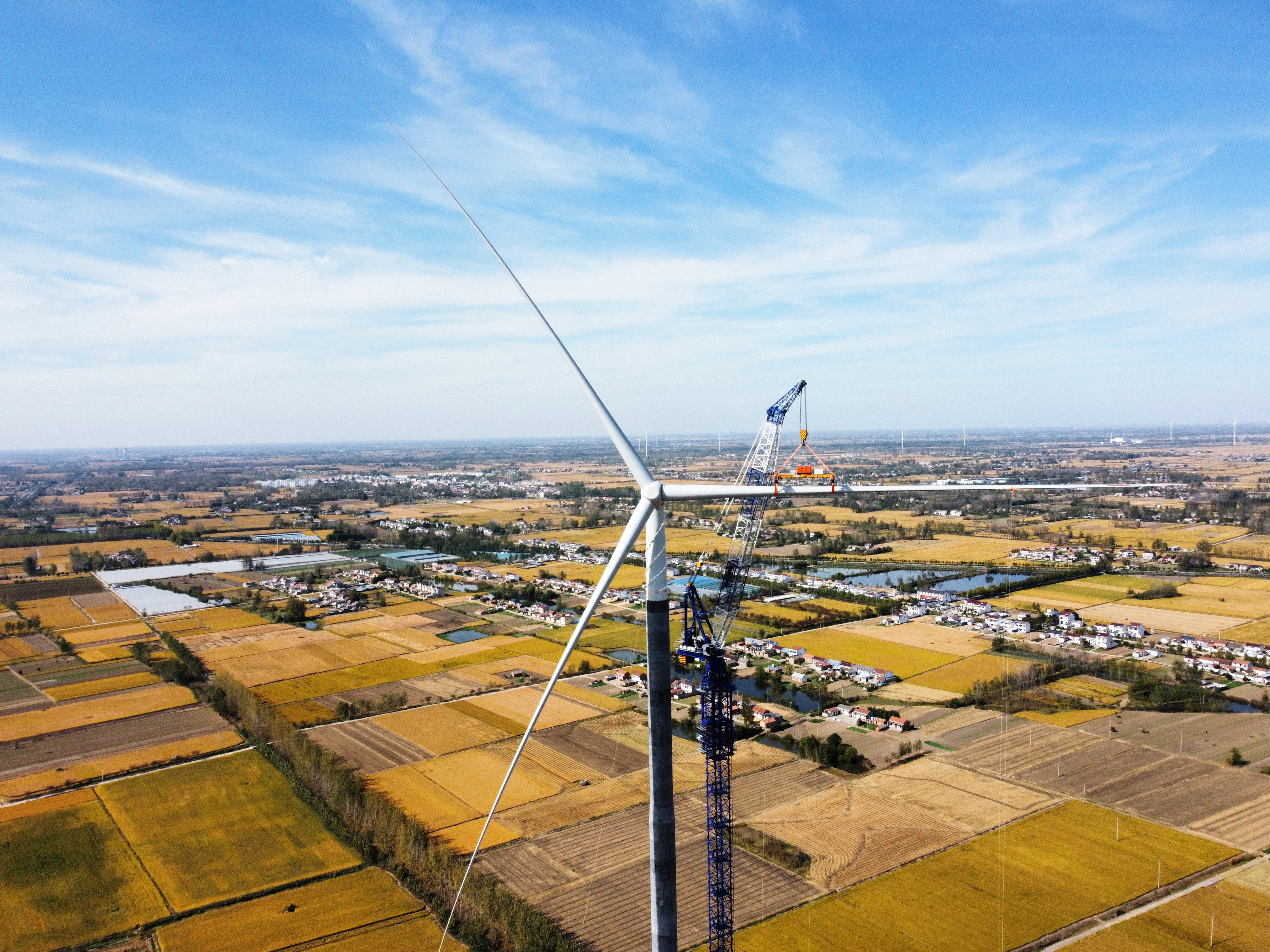 180米！全球首台超高机能混凝土资料混塔机组实现吊装