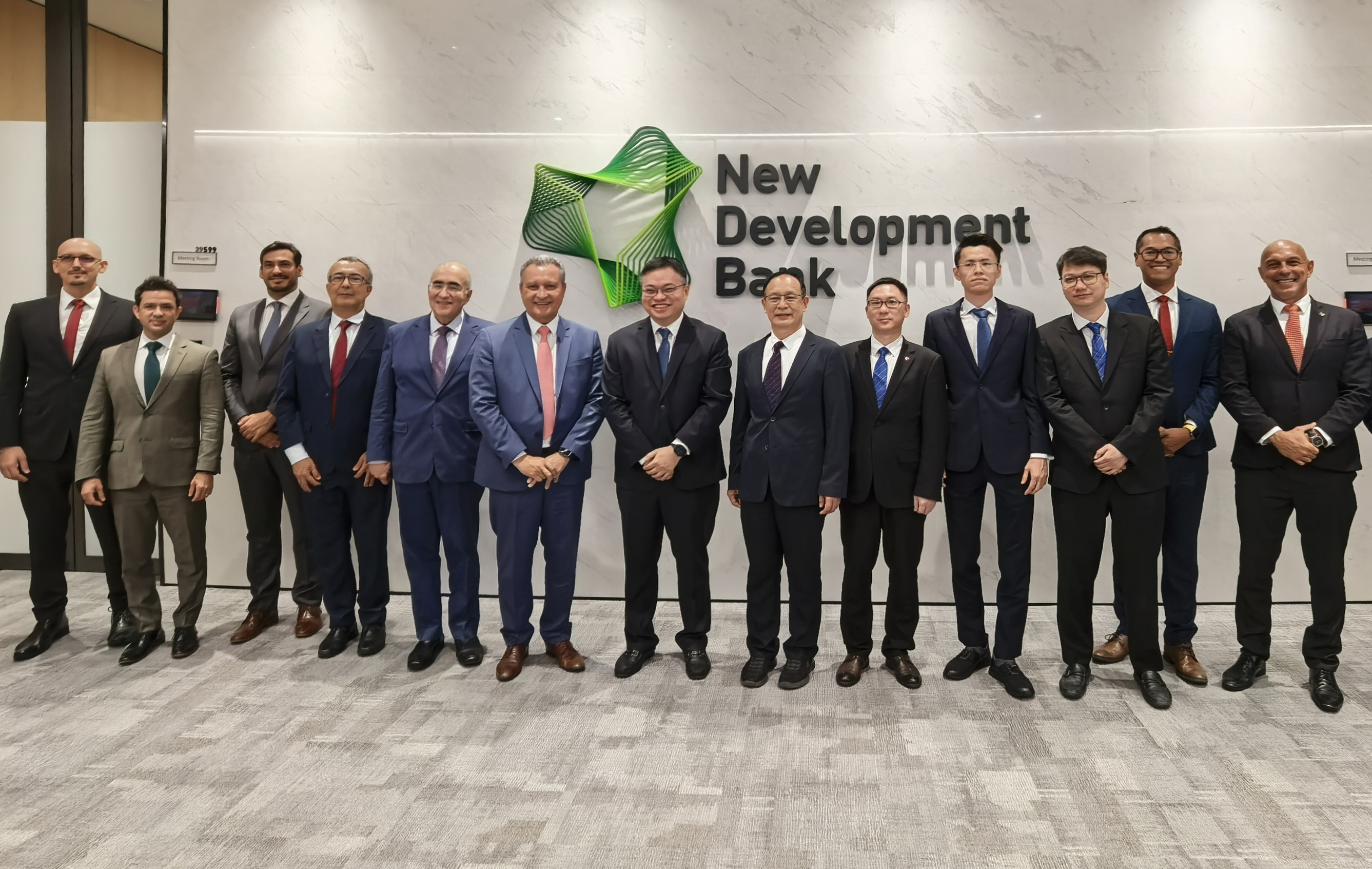 程晨曦在金砖银行总部与巴西总统府首席部长科斯塔进行座谈